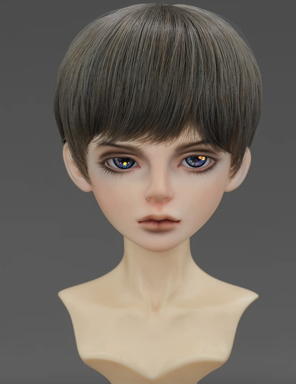 フォンテーヌ　シルバーショートウィッグ 専用ボックス付き ショートウィッグ - アッシュグレー 【21cm~22cm:8-9inch】｜DOLK