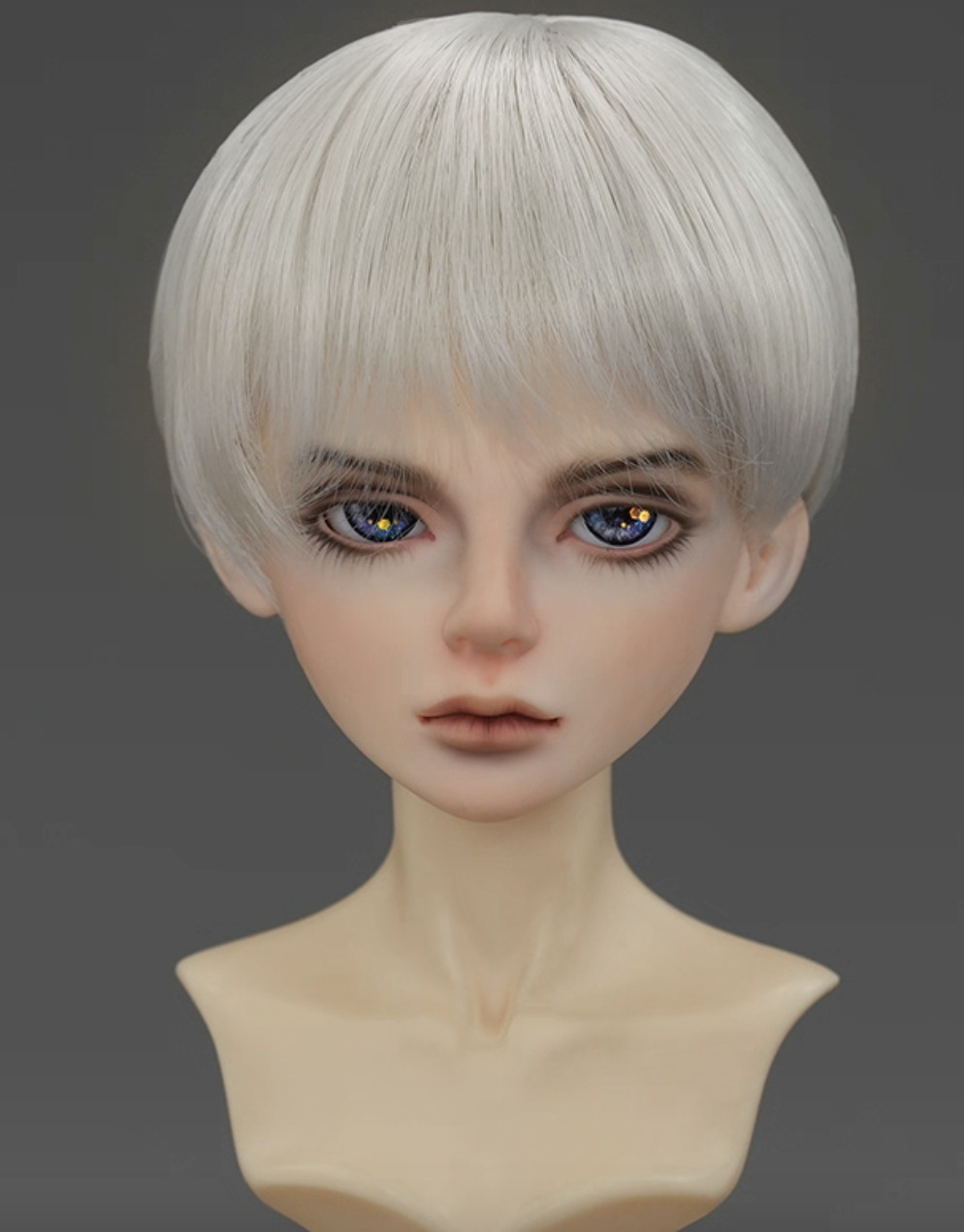 ショートウィッグ - アッシュグレー 【21cm~22cm:8-9inch】｜DOLK