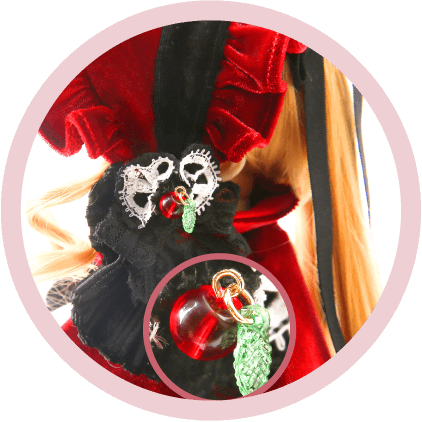 りんごチャームと黒レース