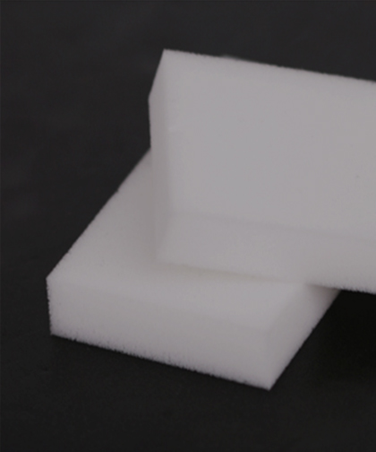 ボディの汚れはメラミンスポンジで落としヤスリで仕上げます。