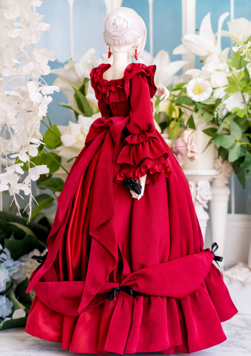 BODY & DRESS 優雅に広がるドレス、細部まで宿る気品